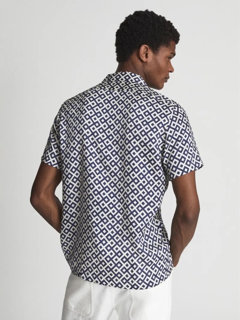 REISS Valencia Cuban Collar Geo Print Shirt in Navy - Picture 4 of 11